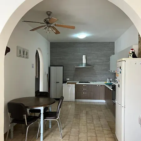 S2 Single Room, Shared Bathroom Homestay