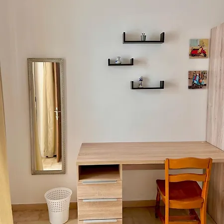 S2 Single Room, Shared Bathroom Saint Julian's